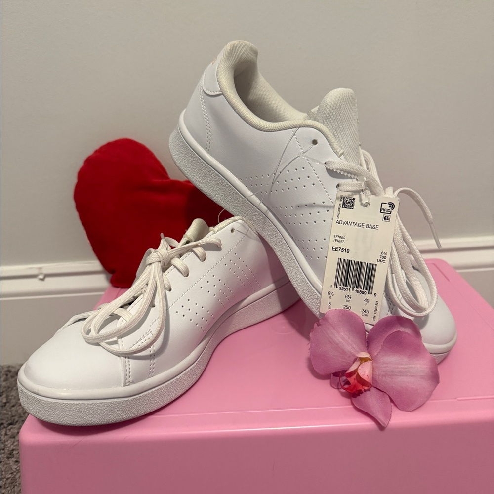 🌸🌸NWT Adidas Advantage Base Sneakers Size 8